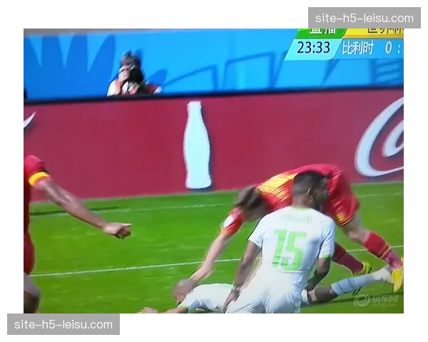 阿根廷对阵阿尔及利亚，德保罗跑动覆盖保障中场过渡流畅